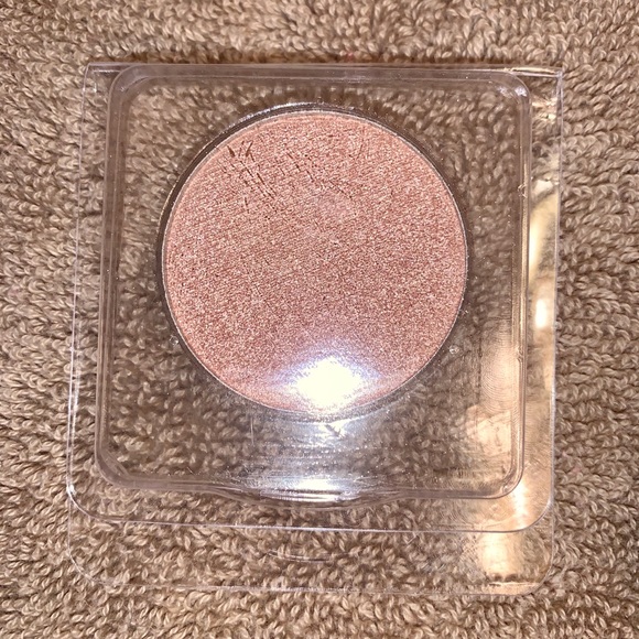 Illuminating Highlighter w/Lux Highlighter Brush - Picture 2 of 3